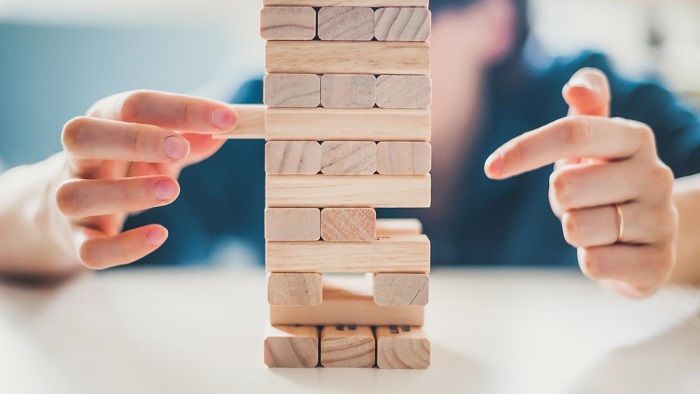 Personne en train de jouer à Jenga.