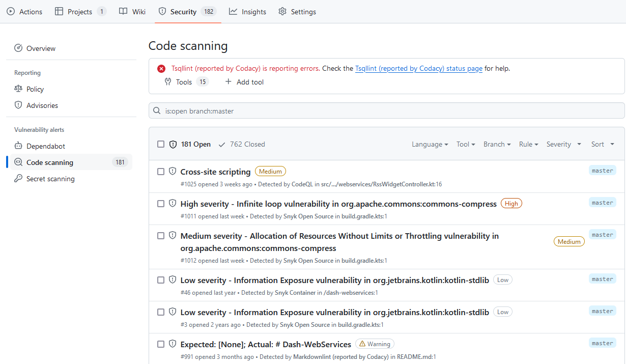 Exemple d'alertes remontées (entre autres) par CodeQL sur un de mes projets GitHub.